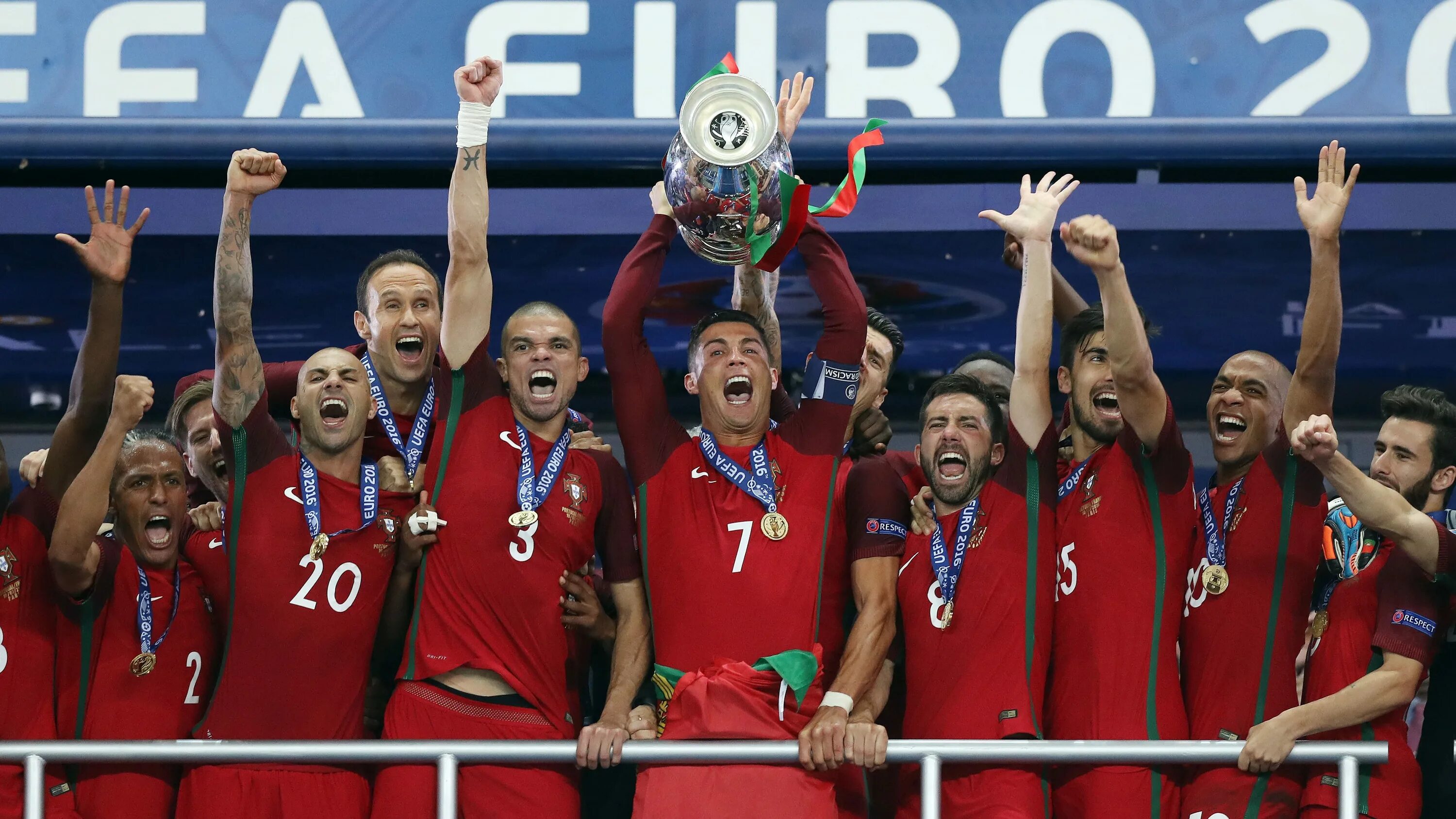Кубок футбола 2016. Португалия чемпион Европы по футболу 2016. Португалия 2016 чемпион. Чемпионы Европы по футболу 2016 года. Чемпион Европа Португалия футбол.