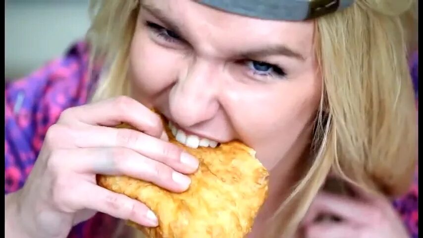Билли айлиш мемы. Беляш прикол. Девушка ест беляш. Поедание чебуреков. Лицо беляша из дерзко.