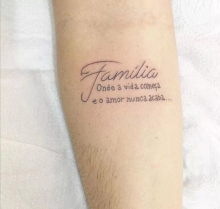 Mea est. Familia Татуировка. Татуировка la familia. Тату Vita. Familia Mea Fortitudo Mea est тату.