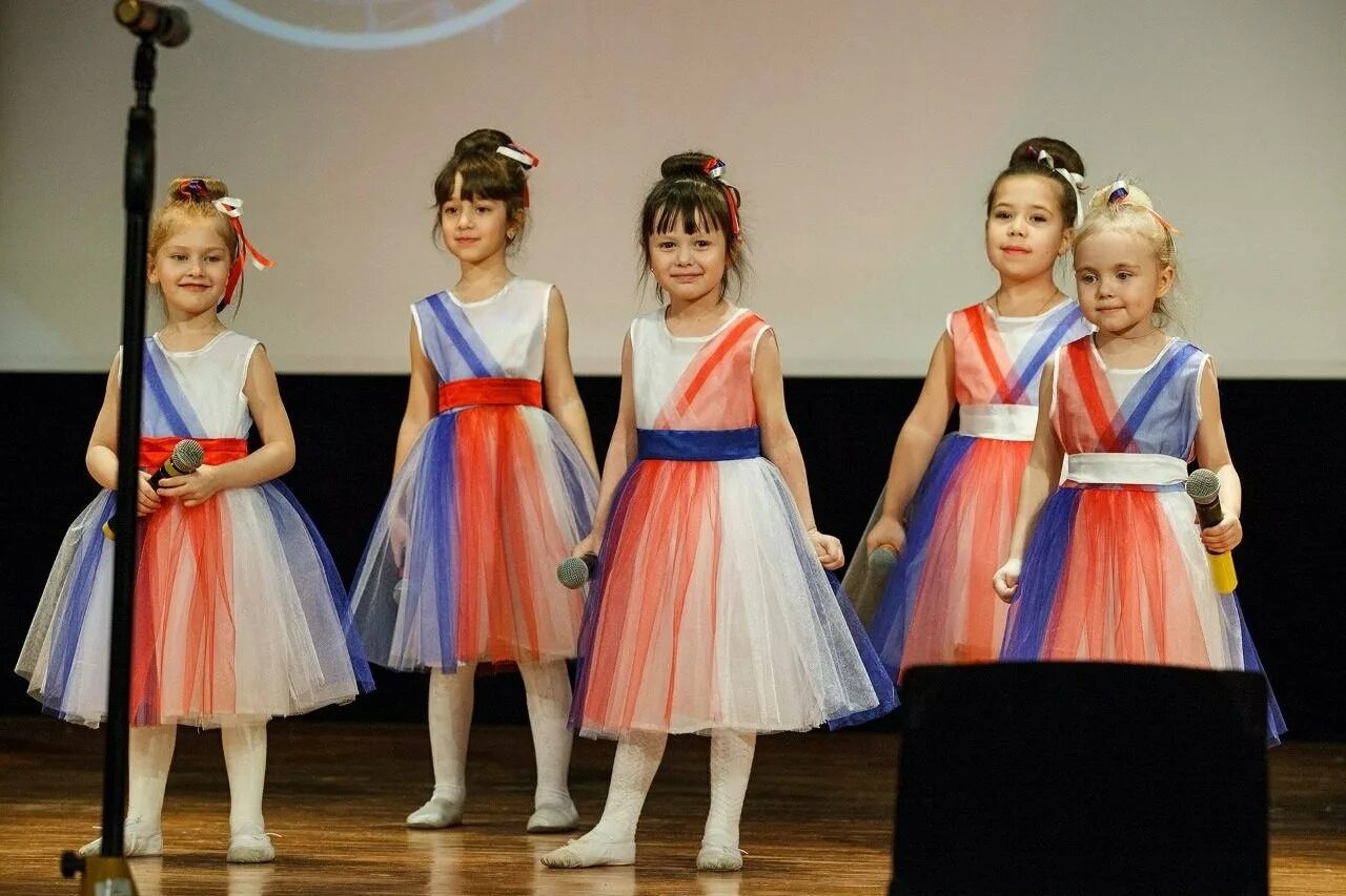 детский вокальный конкурс. детские песни для выступления. костюмы для детского вокального коллектива. расстановка детей на сцене. костюм для эстрадного танца.