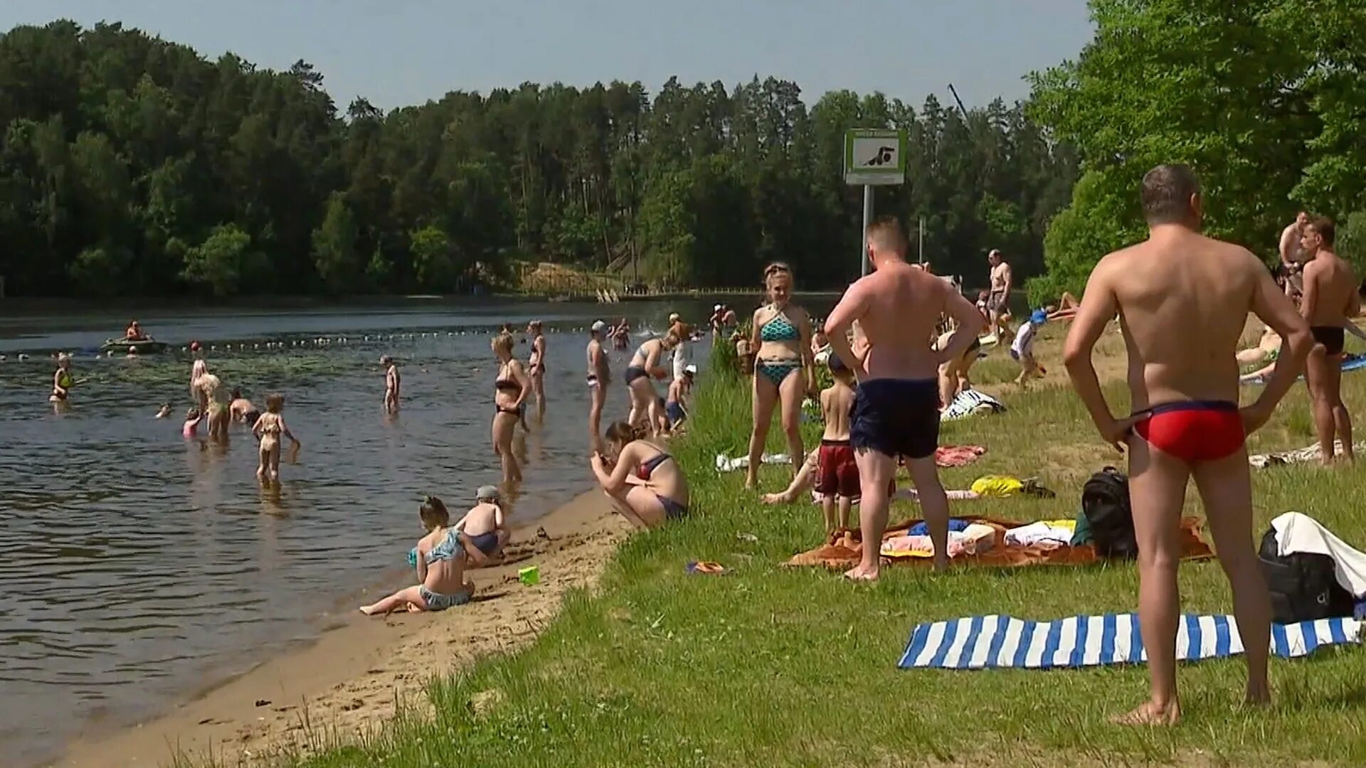 Купаться в реке видео. Москва водоемы для купания. Места для купания в Москве.