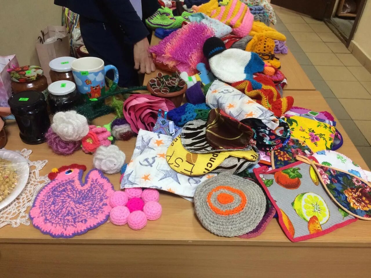 Поделки на ярмарку в школу. Поделки на ярмарку. Поделки на ярмарку в школу. Что можно сделать на школьную ярмарку. Поделки на благотворительную ярмарку.