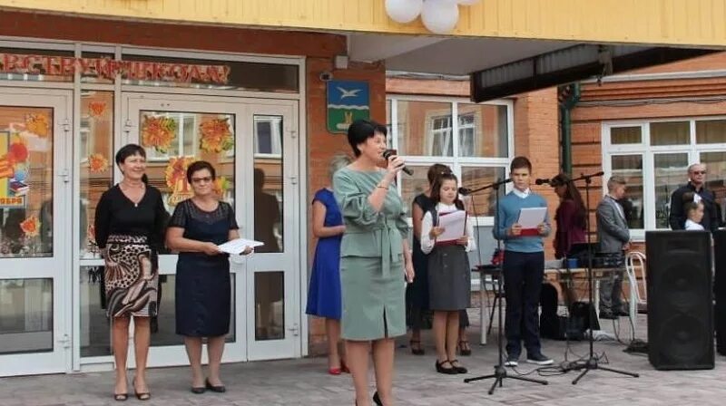 НА ЗАСЛУЖЕННЫЙ ОТДЫХ СЕГОДНЯ ПРОВОДИЛИ ДИРЕКТОРА ШКОЛЫ № 3 ЕЛЕНУ ЛУКАШОВУ Елена 