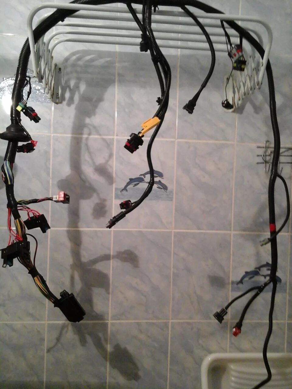 Подкапотная проводка приора 16 клапанов. Проводка на приору. Проводка на приору. Подкапотная коса ваз 2110 16 клапанов. Приора проводка в ваз 2110.