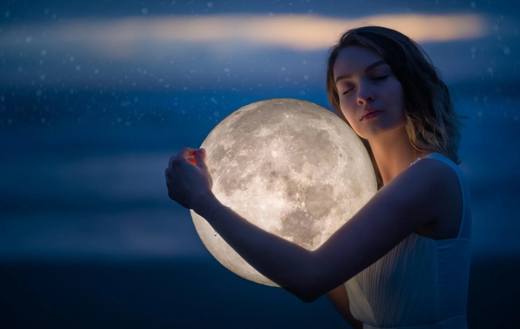 Bir ay. Девушка обнимает луну. Girl Moon фото. Girl with Moon in her hair.