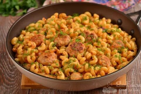 Макароны с фрикадельками на сковороде