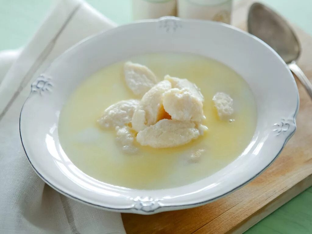 Клецки на молоке. Клецки на молоке. Молоко с клёцками. Молочный суп с галушками. Картофельные клецки в молоке.