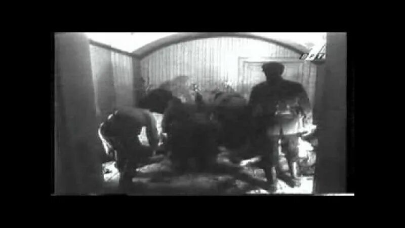 Семья романовых расстрел фото. Царская семья романовых перед расстрелом. Семья романовых расстрел фото. Расстрел царской 1918. Семья романовых расстрел фото.