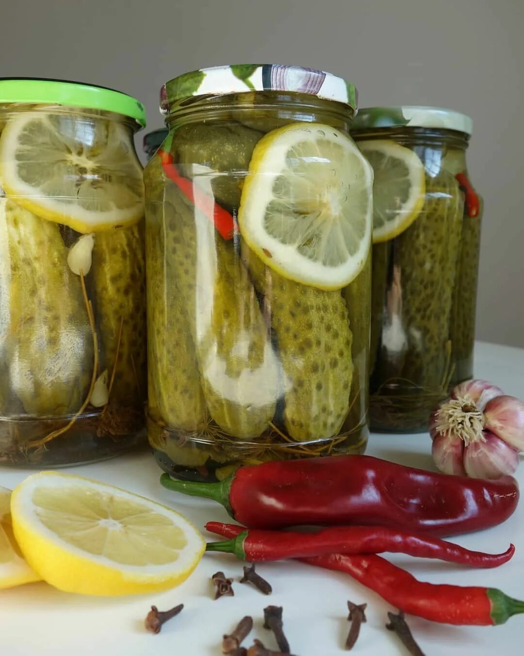 Огурцы маринованные. Маринованные огурчики на зиму. Маринованные огурцы на зиму. Банки с огурцами. Огурцы на зиму.