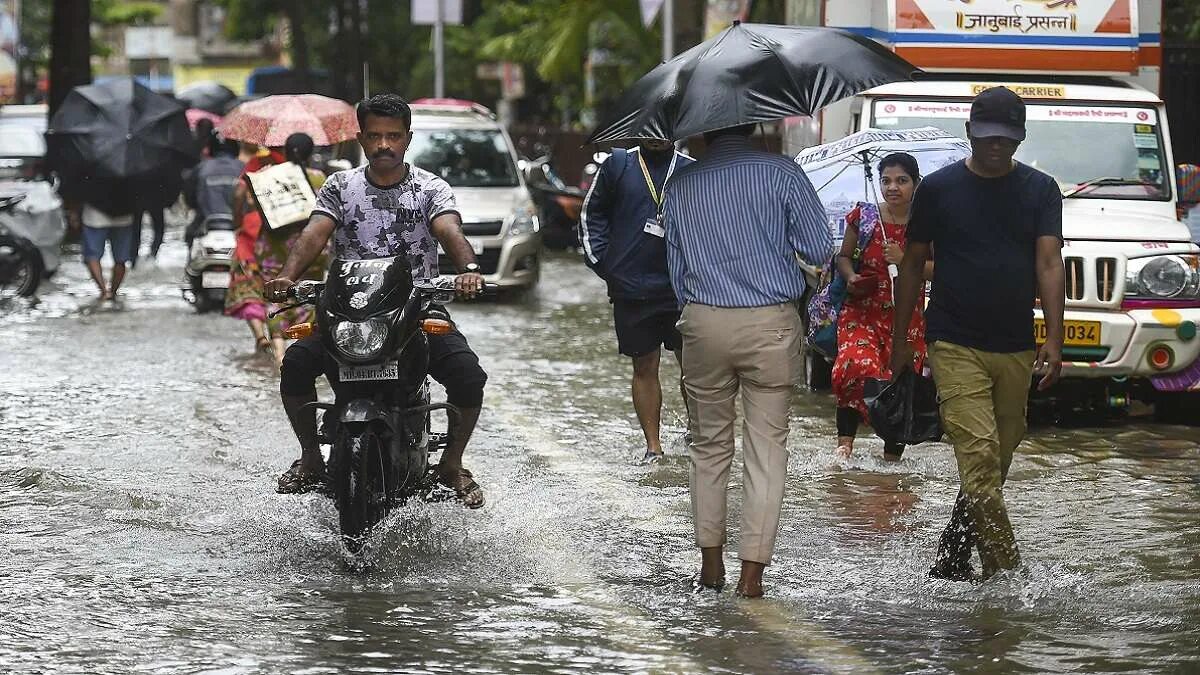 Mumbai weather. Mumbai weather. Погода в мумбаи. Затопленный мумбай. Час пик в мумбаи.