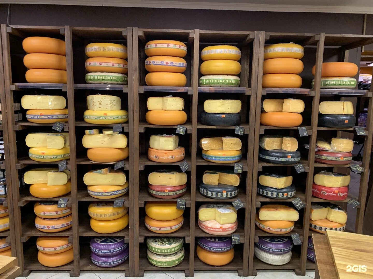 интерьер магазина сыров. выкладка сыров. магазин сыров в санкт петербурге. красивая витрина сыра. сырная лавка питер.