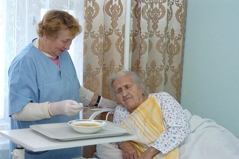 Сколько платят сиделкам за лежачими больными. Сиделка в больницу. Стационар для пожилых. Сиделка для пожилого человека. Социальная помощь пожилым людям в больнице.