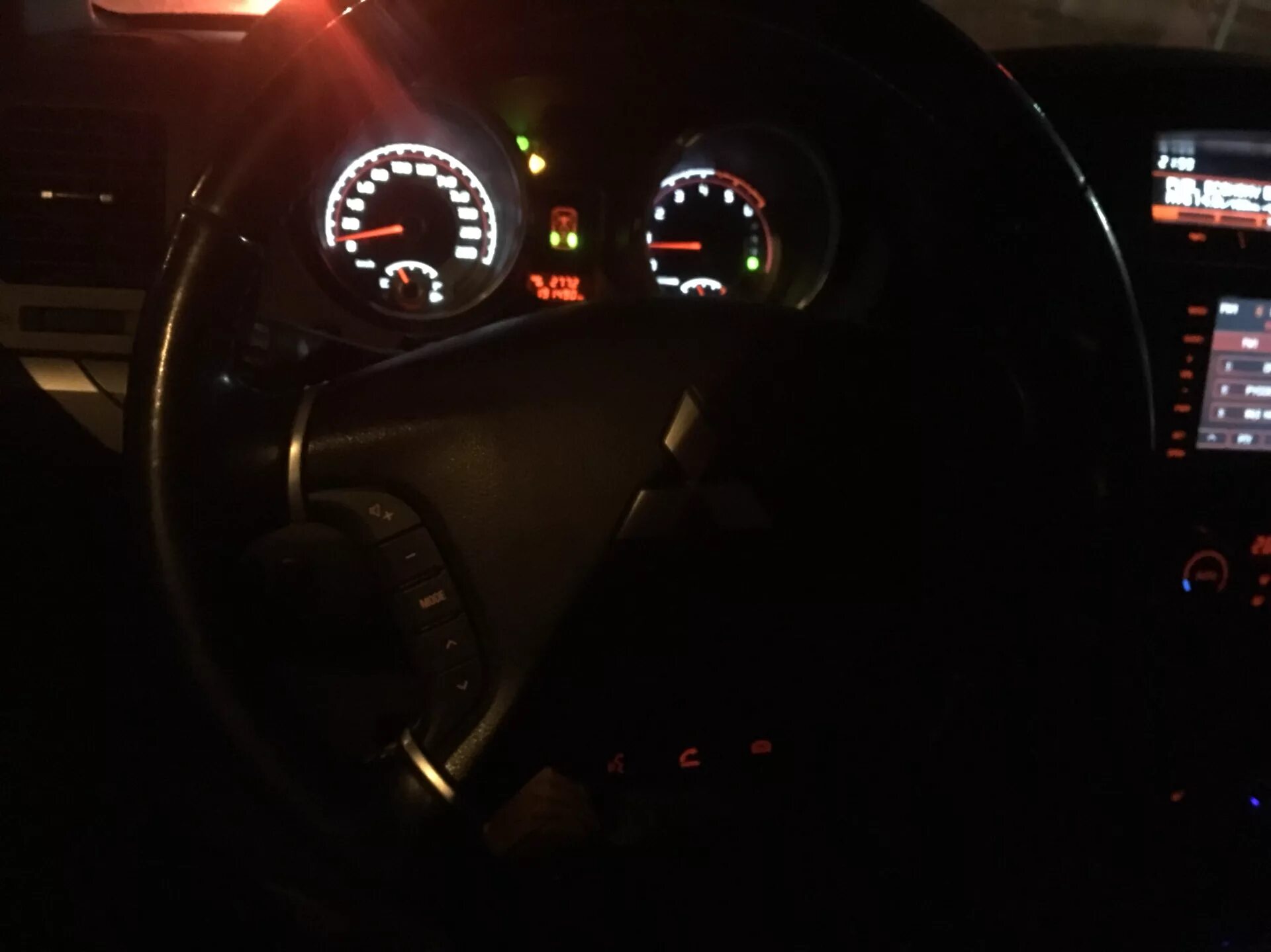 Подсветка салона паджеро 4. Mitsubishi pajero sport 2 салон. Митсубиси паджеро 4 салон ночью. Подсветка салона паджеро 2. Подсветка салона паджеро 4.