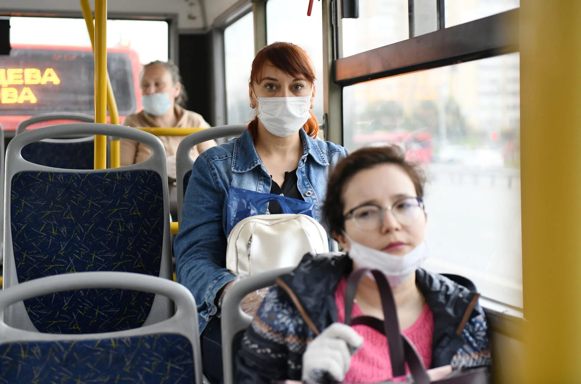 Случай в общественном транспорте. Люди в масках в автобусе. Люди в транспорте. Пассажиры в транспорте. Люди в трамвае.