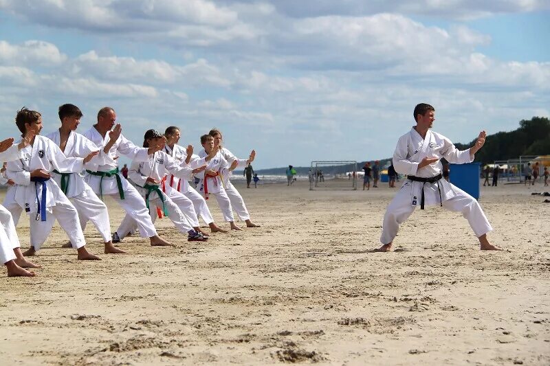 Лагерь по киокусинкай. Лагерь карате. Лагерь карате. Каратисты в лагере. Летний лагерь каратэ.