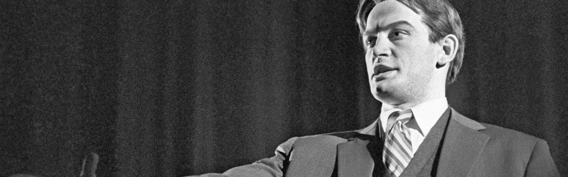Выступление маяковского. Владимир маяковский выступает. маяковский на сцене. владимир маяковский выступление.