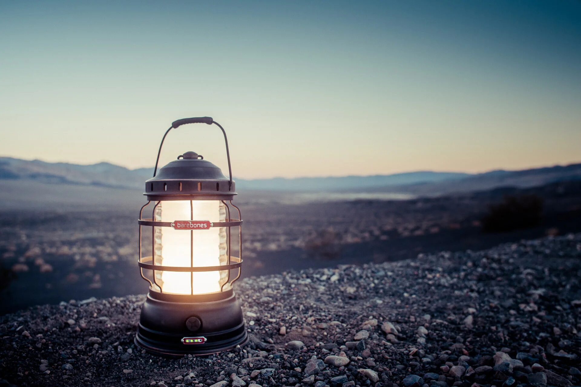 Light camp. Фонарь кемпинговый Retro Lamp. Фонарь Camping Lamp.. Кемпинговый фонарь на природе. Фонарик кемпинговый с лампочкой.