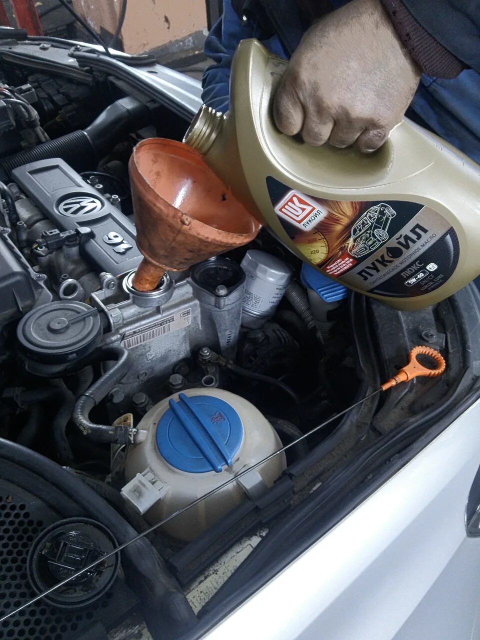 Поло 2013 двигатель долив масла. Долив масла VW Polo 2010. Заливка масла в двигатель Фольксваген поло. Заливка масла в Фольксваген поло 1.6.