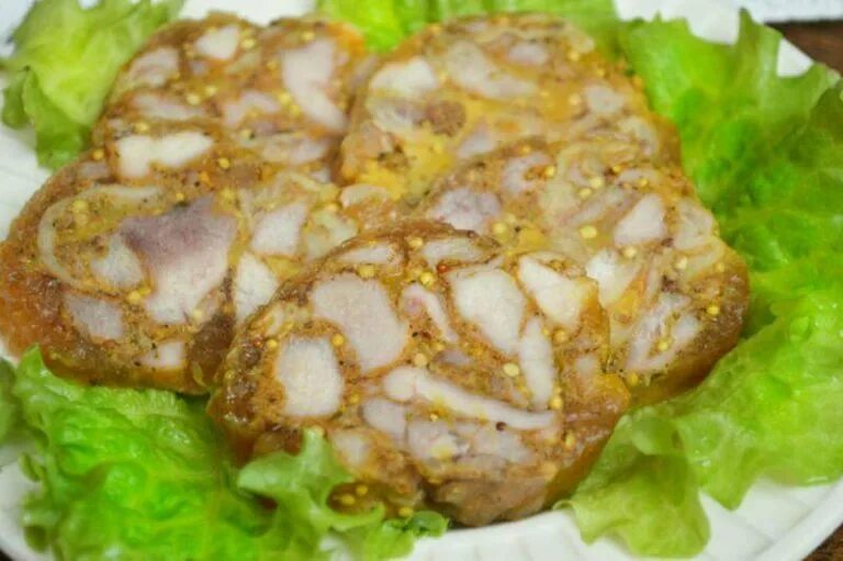 Мраморный рулет из курицы. Куриный рулет мраморный с желатином. Курица с желатином в духовке. Куриный рулет мраморный с желатином. Мраморный рулет из куриной грудки.