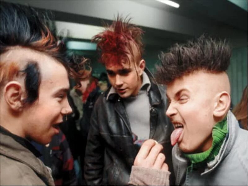 Панки 2000 х. Панки в россии в 90е. Панки москвы 2000х. Панки питера 90е. Скинхеды 80-х ссср.
