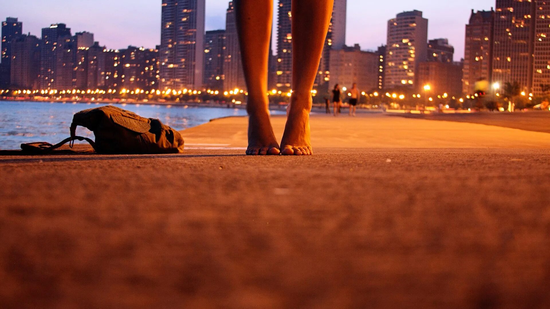 Обои ноги. Ноги на фоне города. Ноги на фоне ночного города. Ноги на фоне заката. Ноги ночью.