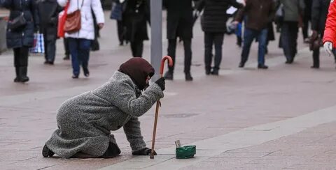 Просит денег у прохожих