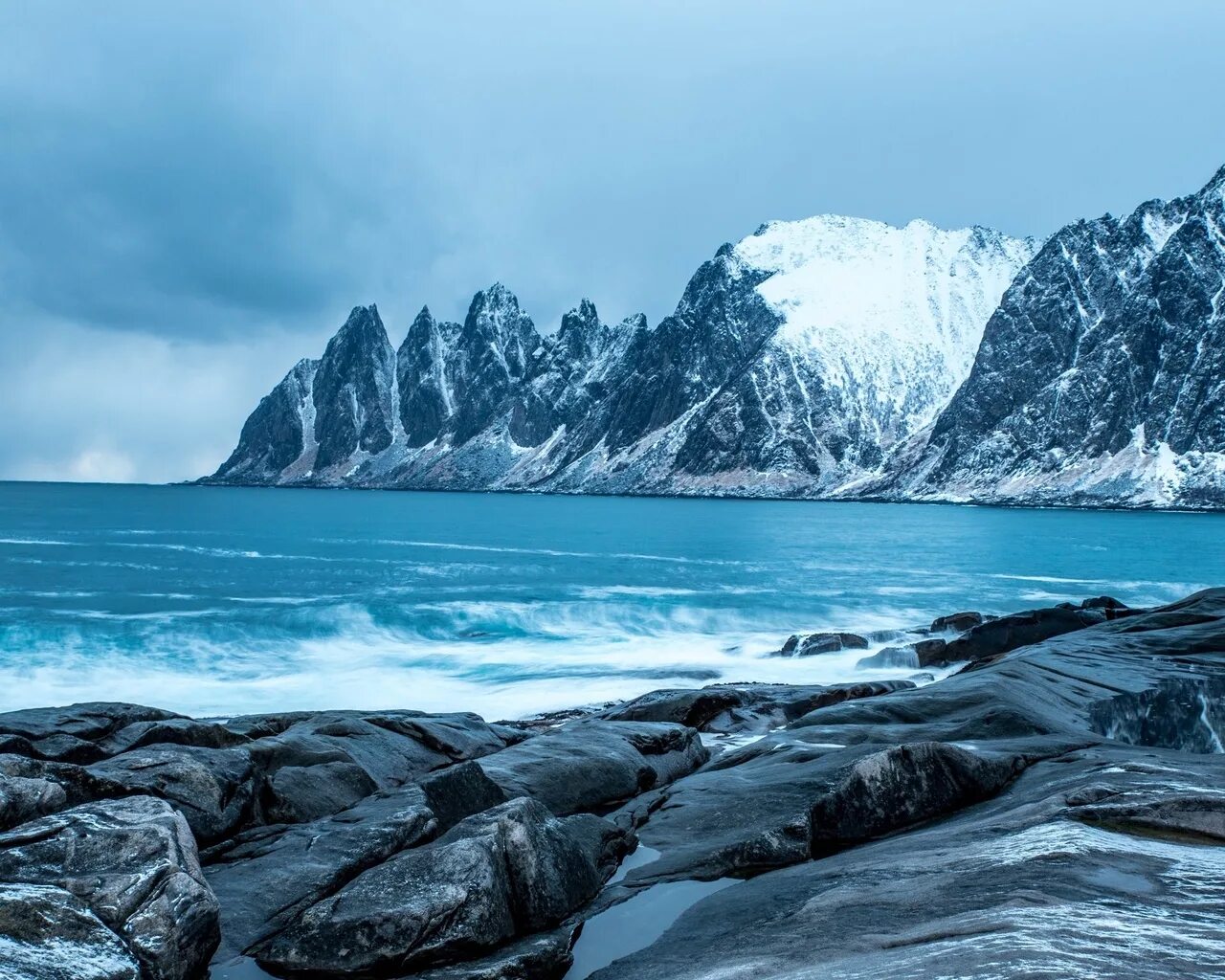 Озеро охау. Океан и горы. Мыс хамелеон в крыму. Горный океан. Пейзаж море.