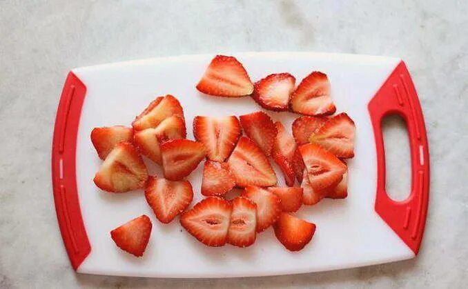 Как красиво нарезать клубнику