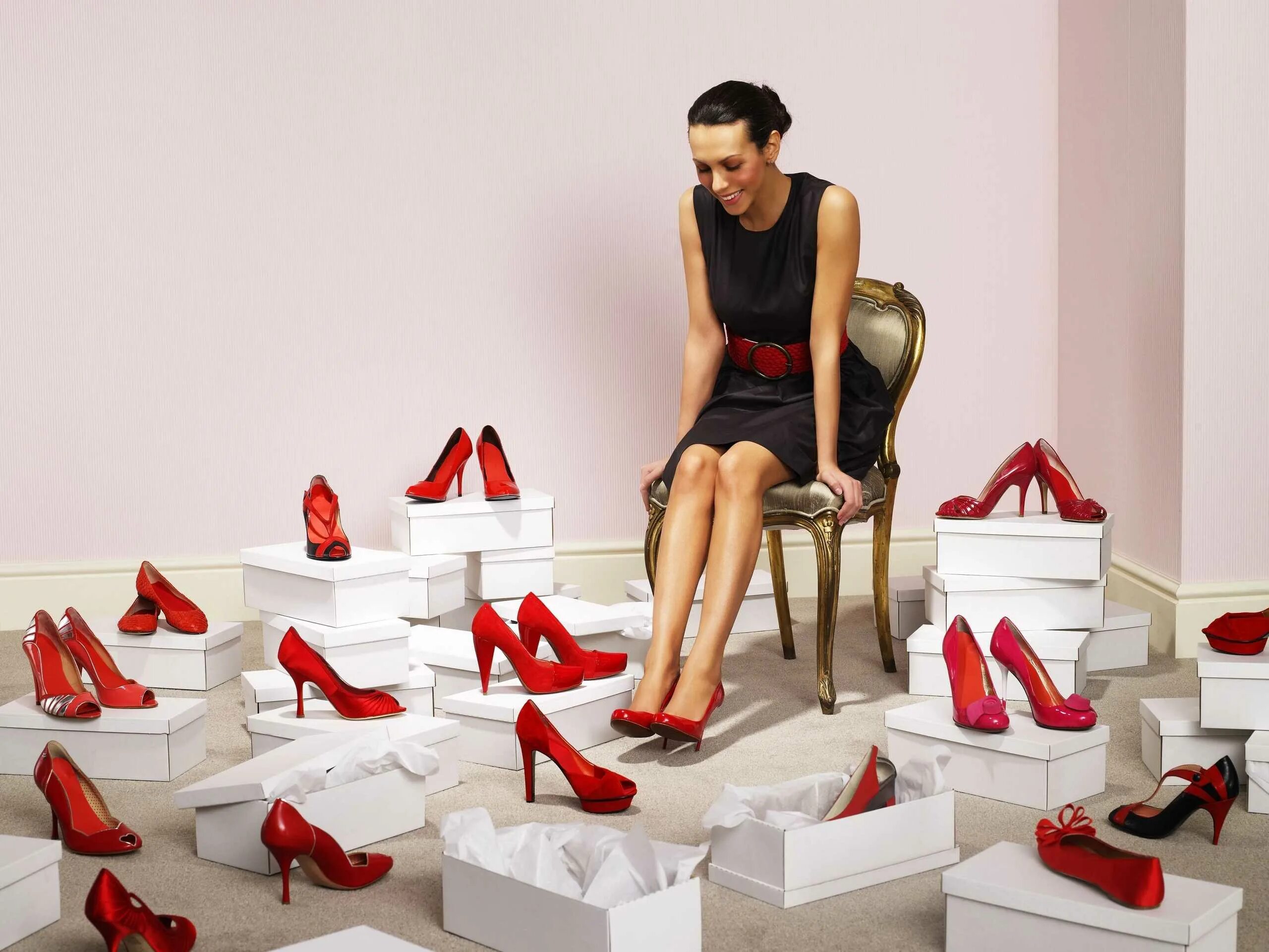 Подбирать для вас подходящую рекламу. Девушка в туфлях. Девушка в красных туфлях на каблуке. Фотосессия с туфлями. Обувь для девушек.