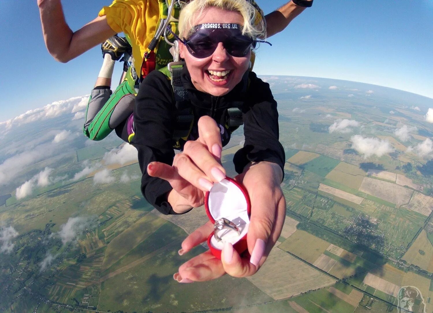 мужчина просит руку и сердце. необычное свидание для двоих. предложение руки и сердца. сделать предложение в воздухе. свидание на крыше москва.