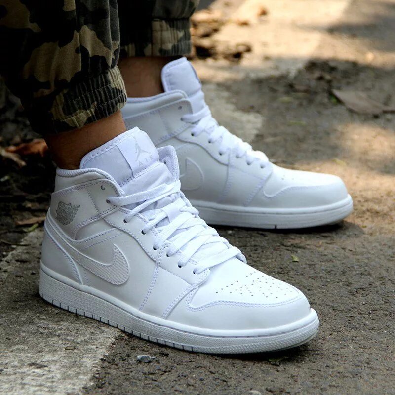 Кроссовки air jordan 1 mid. Nike Air Jordan 1 Mid Triple White. Nike Air Jordan 1 Mid. Air Jordan 1 Mid Triple White. Nike Air Jordan 1 White.