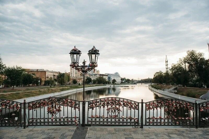 Кутум река в астрахани мосты. Лед на реке. Красный мост астрахань большие исады. Мосты каналы астрахань. Новый мост астрахань.