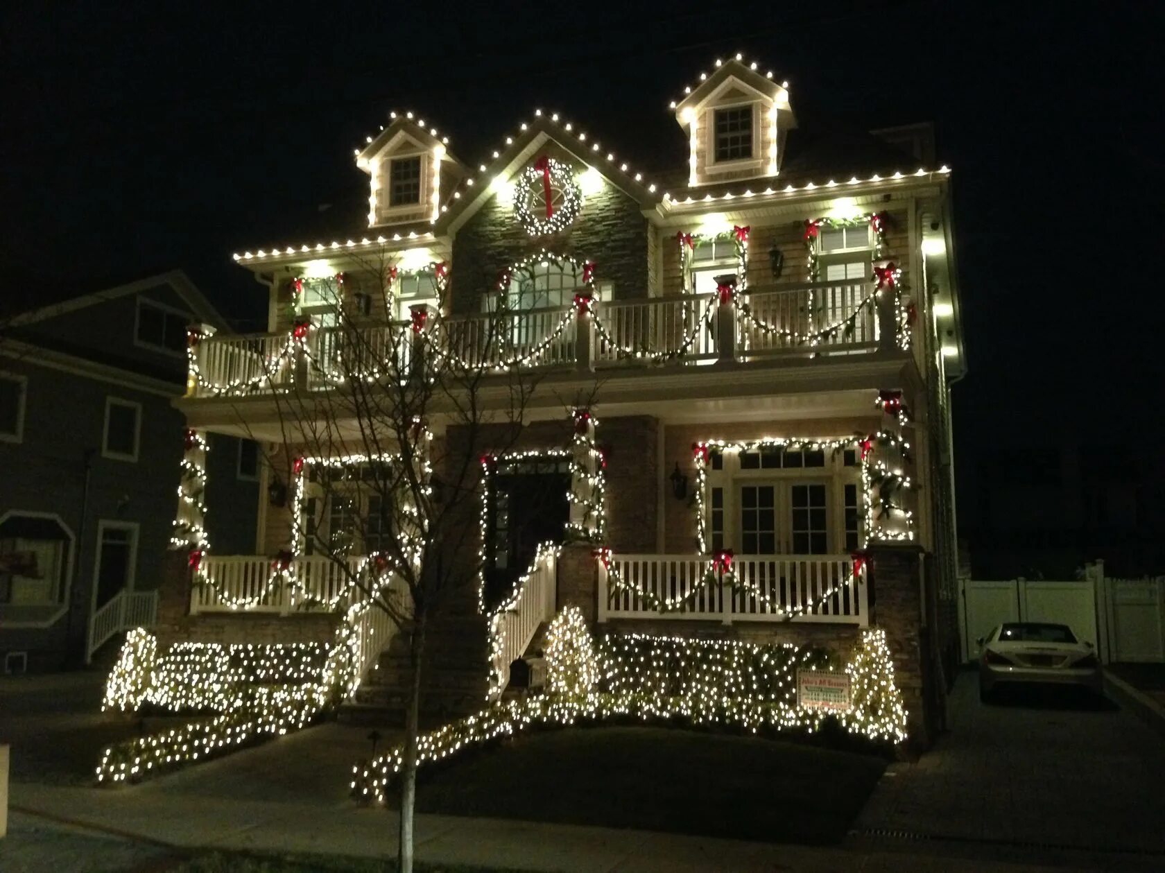 Украшенные здания. Украшение фасада дома на новый год. Рождественские дома в америке. Крисмас декоратион. Украшение фасада дома на новый год.