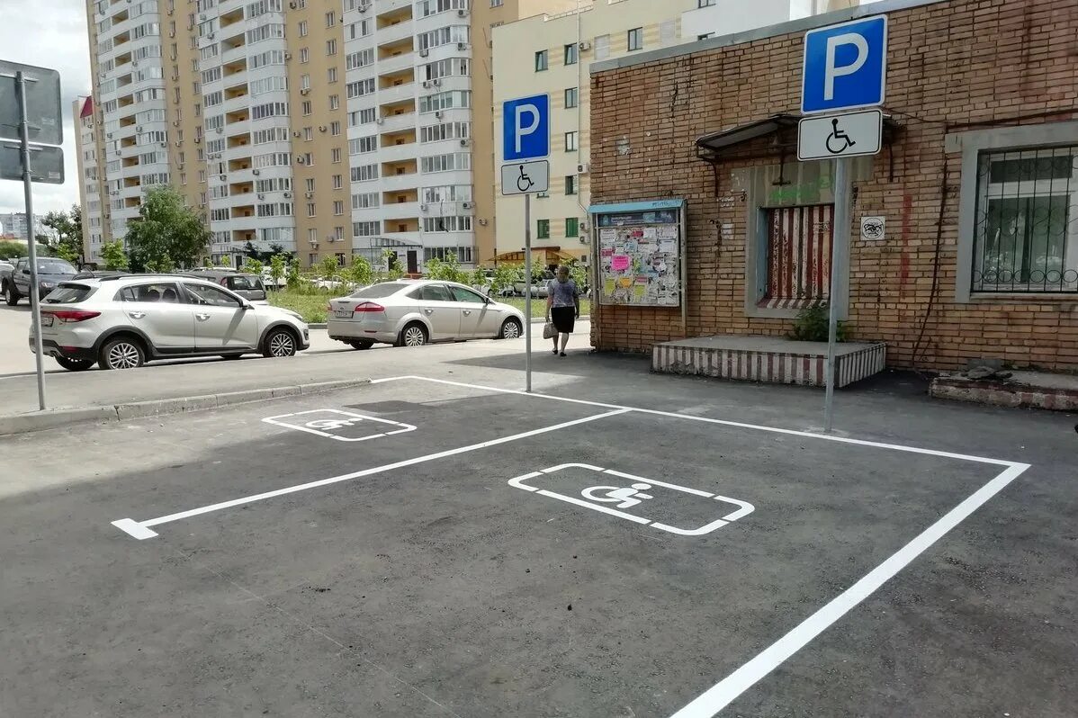 Какие стоянки для инвалидов. Стоянка для инвалидов. парковочное место для инвалидов. место для инвалидов на парковке. парковояные мечта для рнвалидов..