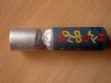 Вася сделал 4 хлопушки