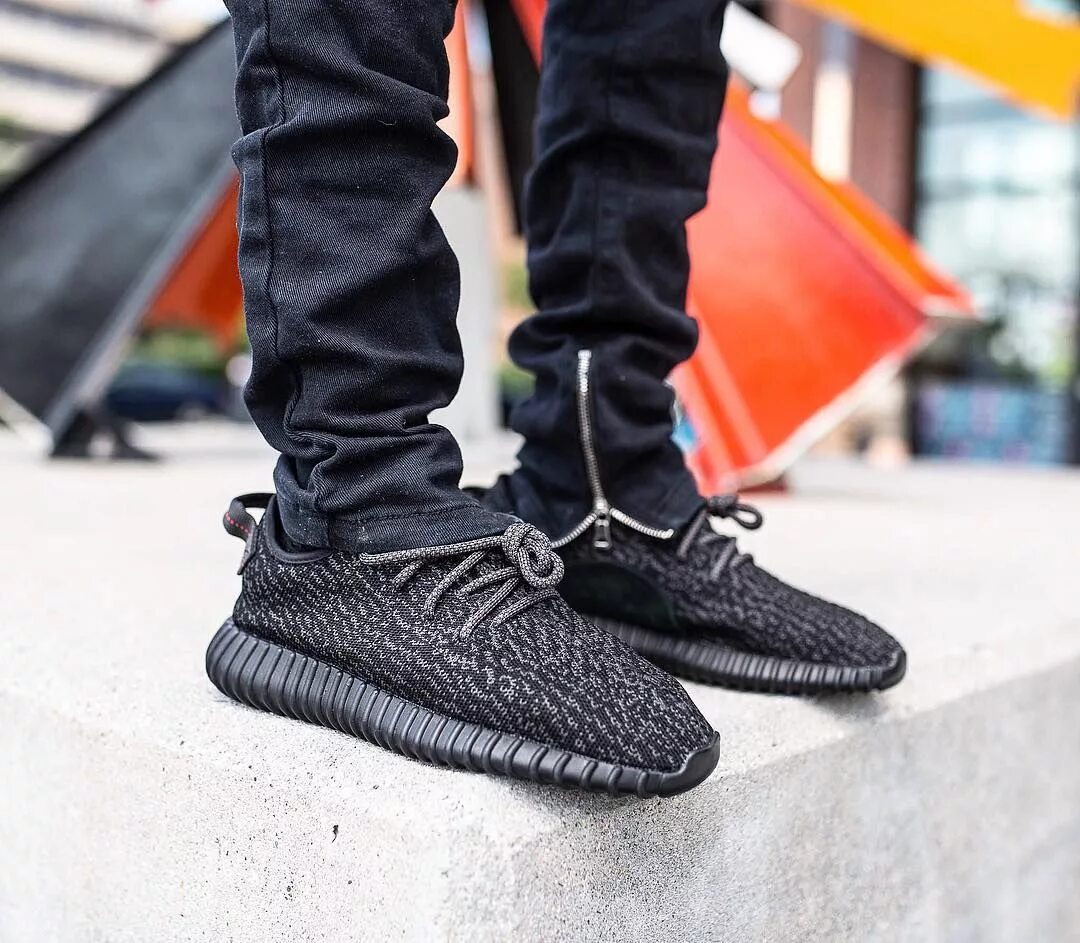 Мужские изи буст. Адидас Yeezy Boost. Adidas Yeezy Boost 350 v1. Adidas Yeezy 350 Pirate Black. Adidas Yeezy Boost 350 Black.