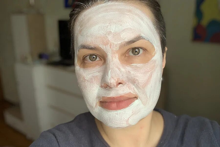 После тканевой маски нужно ли мыть лицо. Кремовая маска для лица. Кремовая маска на лице белая. Кремовые маски для лица 55+. Кремовая маска для лица kapa.