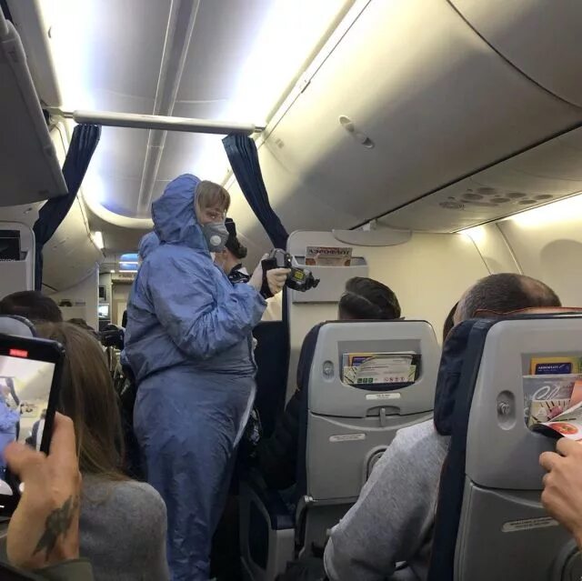Самолет в шереметьево пассажиры. Фотосессия в аэропорту шереметьево. korean air шереметьево. италия самолет. самолёт в аэропорту щереметьево.