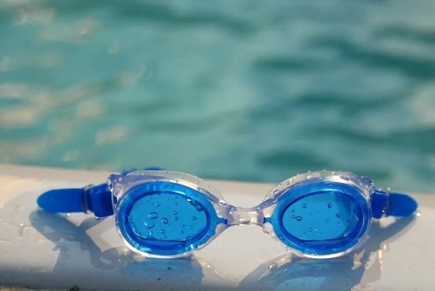 Запотевают очки в бассейне. Очки для бассейна. Очки для плавания в бассейне. Очки для плавания пловец. Лучшие очки для плавания Swim.