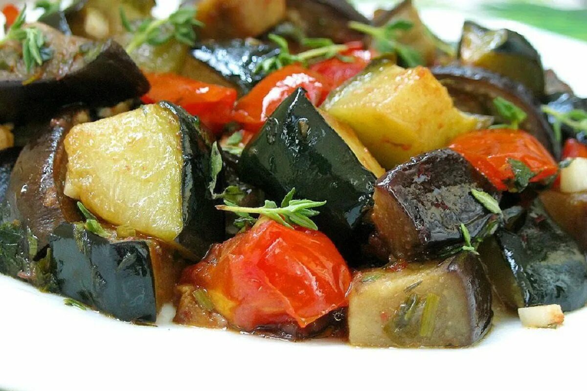 Запечь овощи в духовке вкусно кабачки баклажаны. Овощное рагу с кабачками и баклажанами. Айлазан. Рагу и баклажанов и цукини. Овощное соте Балканика.