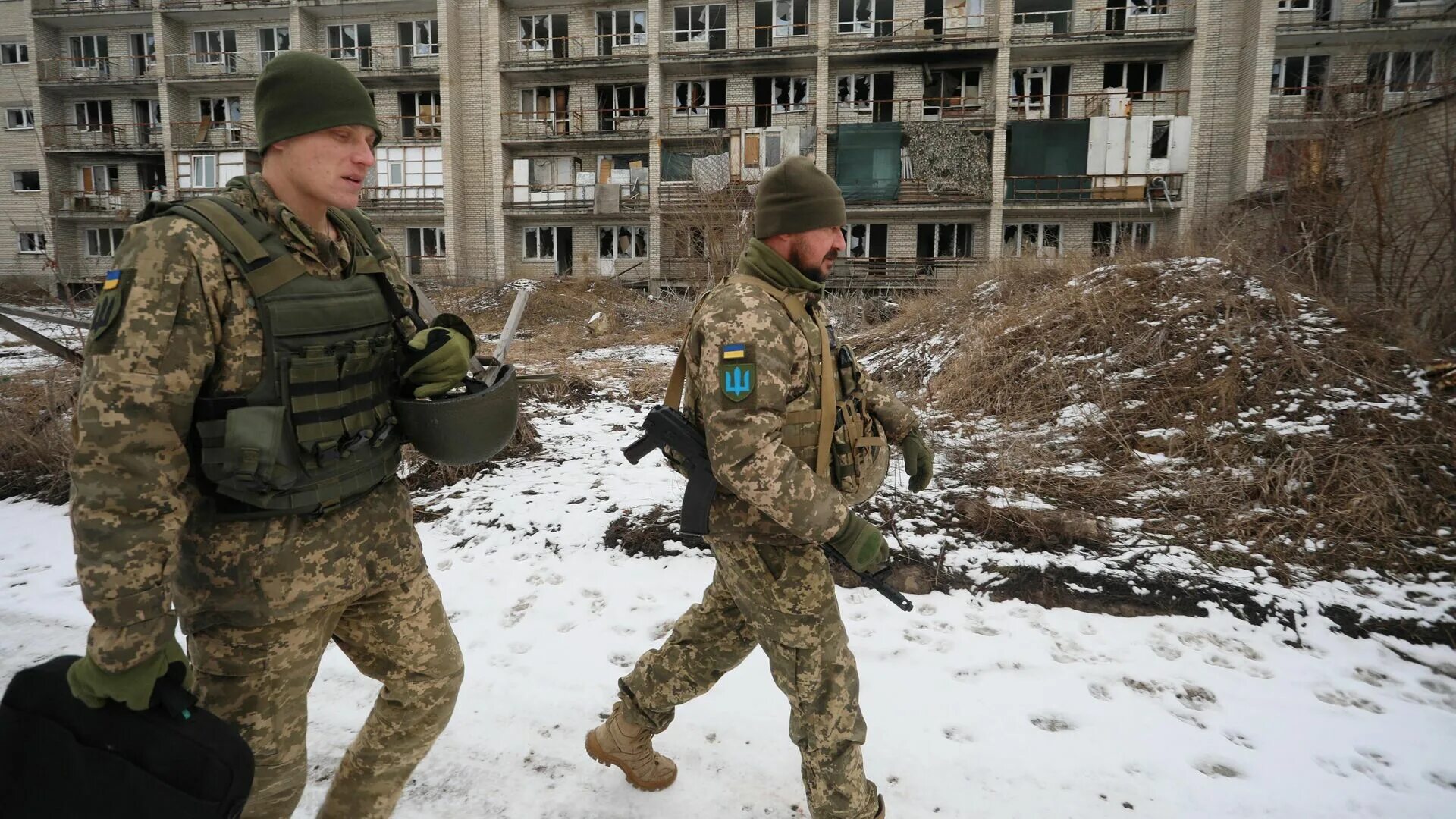 Боевики «Азова» взорвали дом в Мариуполе. Российские военные в Донецке. Боевики Азова взорвали дом. Уркинские военны в доме.