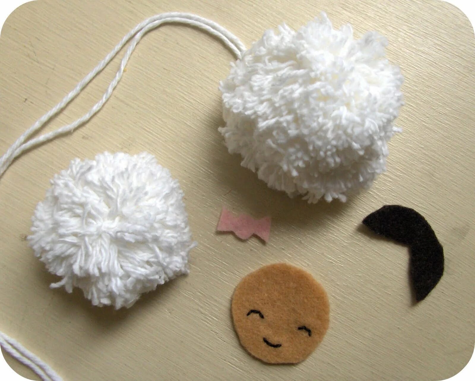 Новогодние шапочки из втулок. Вязаный гном спицами. Скандинавский гномик ниссе. Забавные гномики помпоны в шапочках из пряжи. Забавные гномики помпоны в шапочках из пряжи.