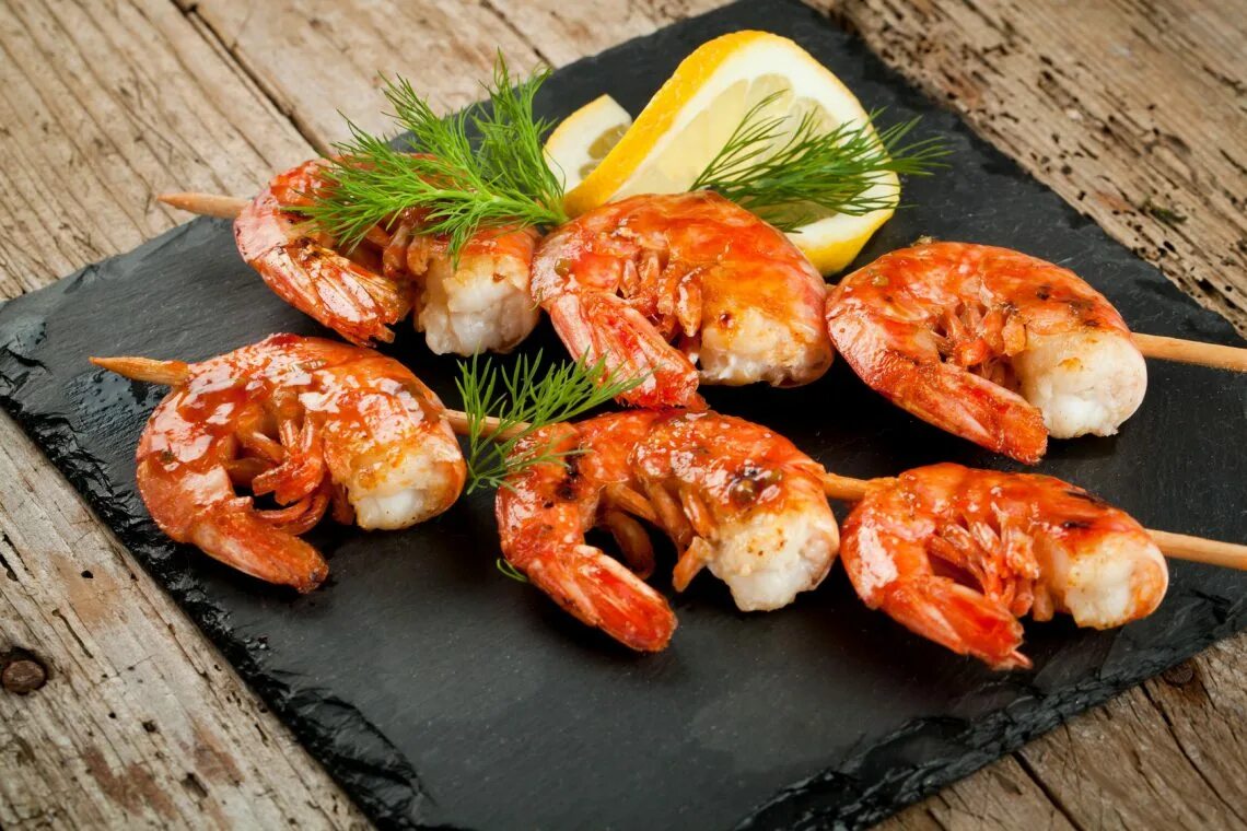 Королевские креветки на гриле. Лангустины гриль на мангале. Королевские креветки на гриле. Креветки с маринадом и пряностями. Как замариновать креветки для гриля.