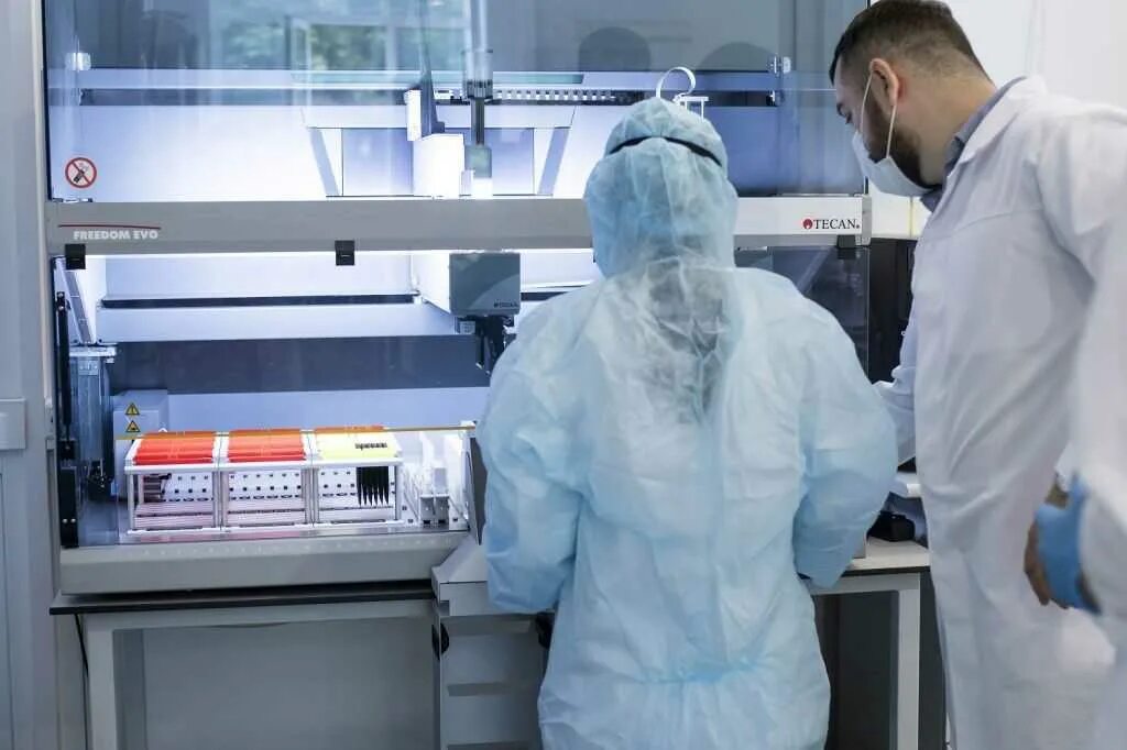 Лаборант в медицинской лаборатории. Медицинский лабораторный техник должностная инструкция. Медицинское оборудование производства польша. Медицинский техник вакансии москва. Лаборант в медицинской лаборатории.