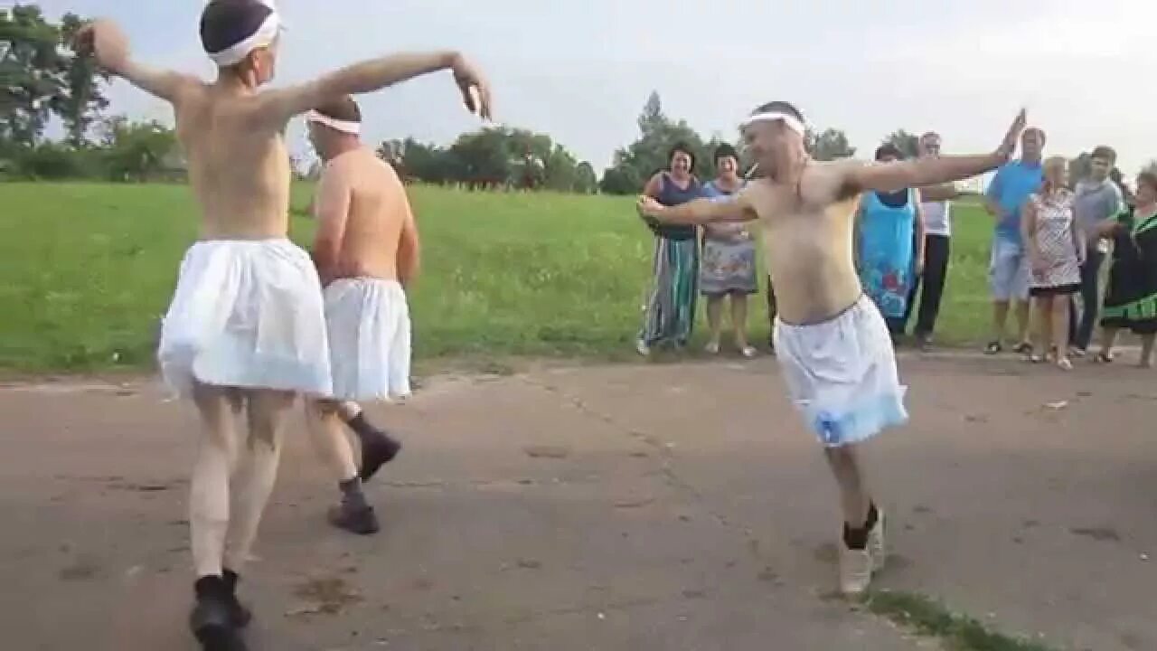 Видео где мужчины танцуют. Пьяный танцует. Мужик танцует. Угарные танцы. Деревенские танцы.