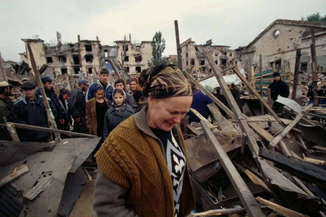 Разрушенный рынок. Бомбардировка рынка Грозного 1999. Ракетный удар по рынку Грозного 21.10.1999.