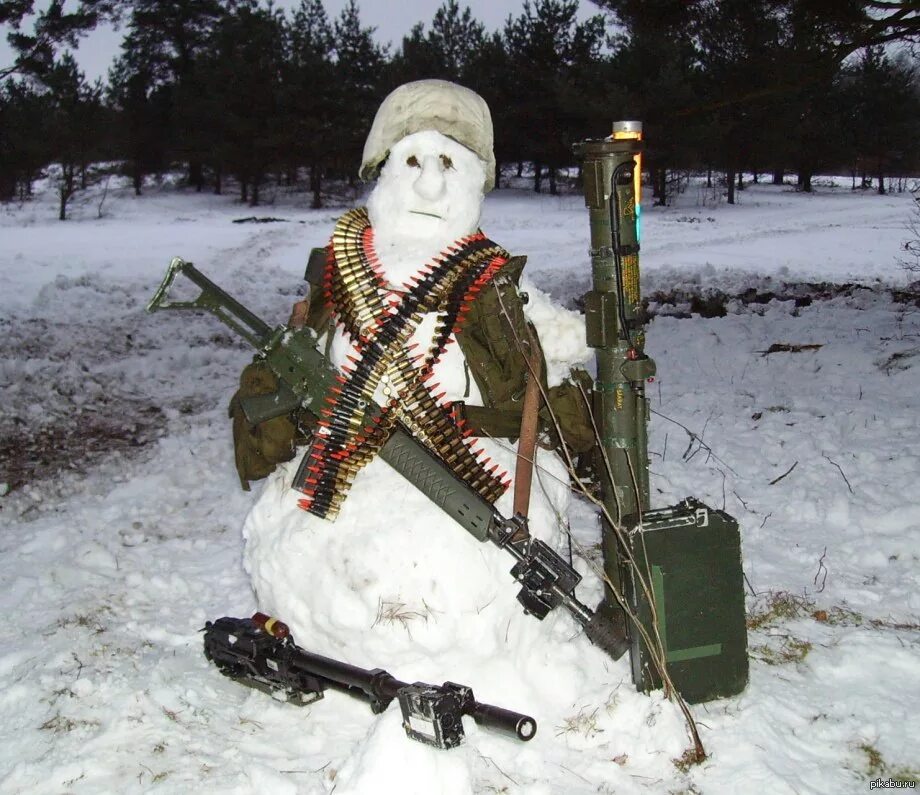 Армейский дед. Финский снайпер Симо Хяюхя. Армия снеговиков. Снеговик солдат. Снеговик с оружием.