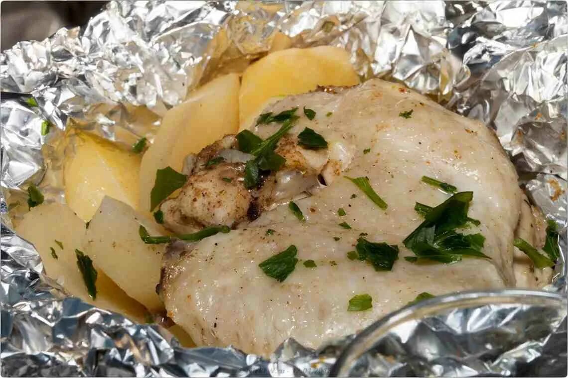 Сколько запекается картошка в духовке в фольге. Курица с картошкой в фольге. курица с картошкой в духовке в фольге. курица в фольге в духовке. куриное филе в духовке в фольге.