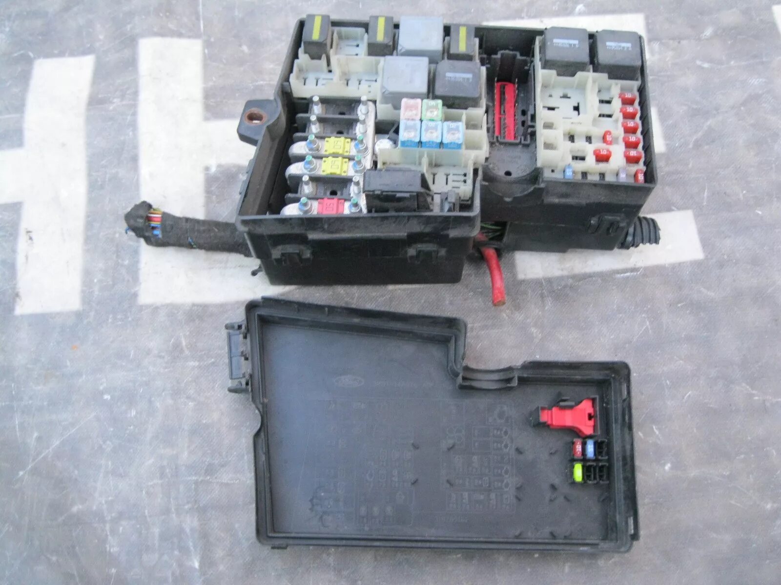 Предохранители форд купить. Монтажный блок Форд фокус 2. Блок предохранителей Форд фокус 2. Подкапотный блок предохранителей Форд фокус 2. Блок предохранителей Ford Focus 2.