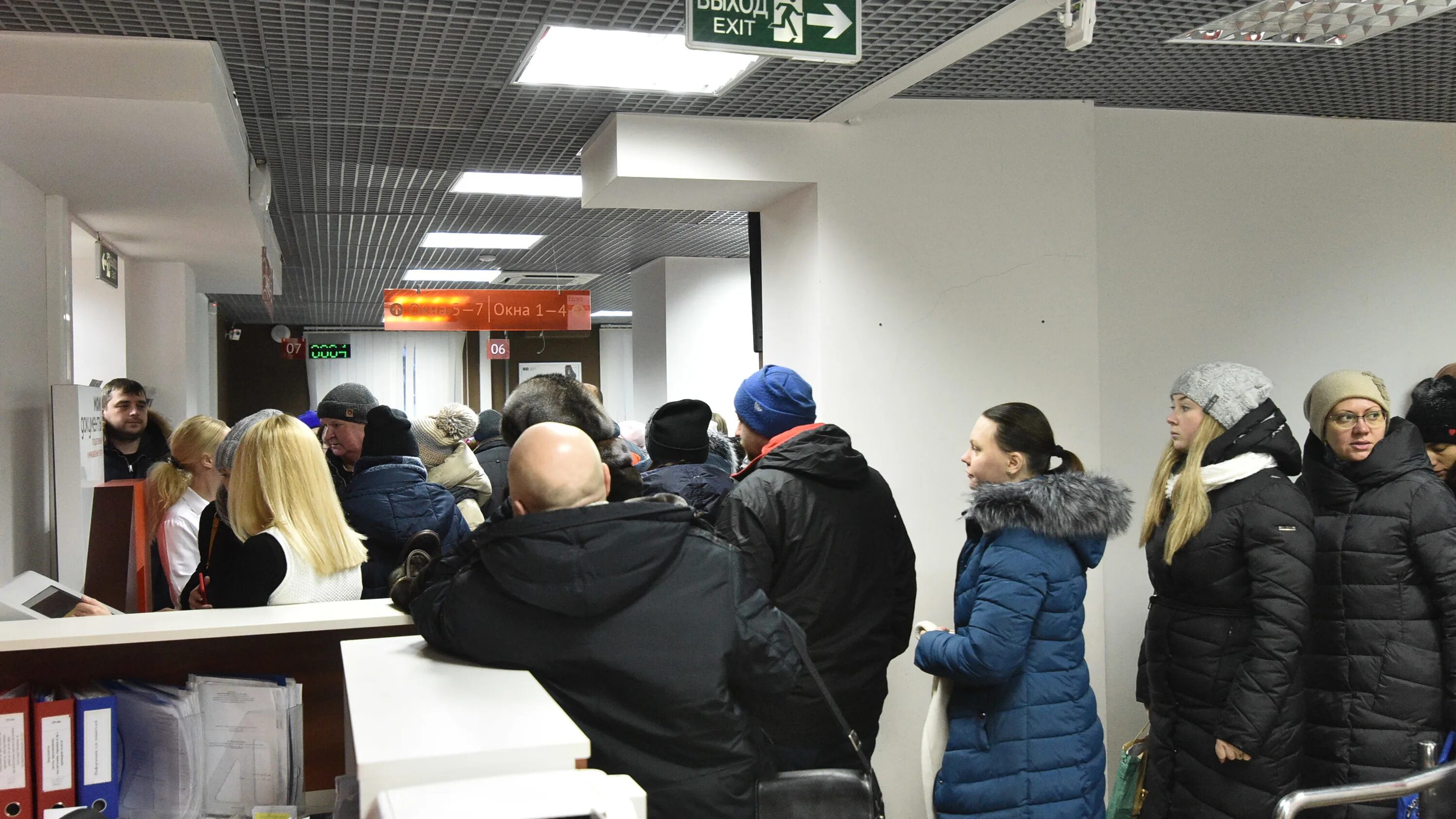 Запись в школу екатеринбург. Запись в школу очередь. Очереди на запись в школу в каком году.